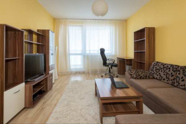 Priestranný 2-izbový byt 58m² s lodžiou 4m² a pivnicou 2m²