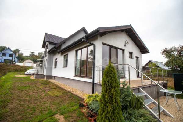 NOVOSTAVBA RD GYŇOV ,garáž, bazén, sauna, jacuzzi, klima, krb 