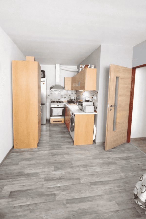 Kuchyňa v malom byte s detailmi.png